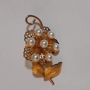 Vintage lightweight gold tone faux pearl metal brooch 2"